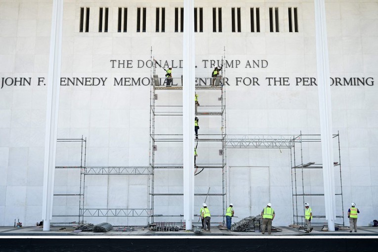 Trumpovo ime mora biti uklonjeno s Kennedy Centra. "Očajem si pogoršava stvar"