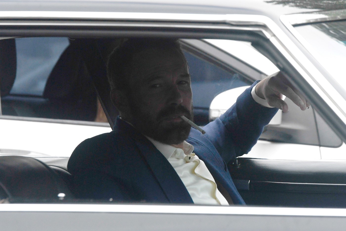 Ben Affleck snimljen tijekom vožnje Los Angelesom, palio je cigaretu za cigaretom