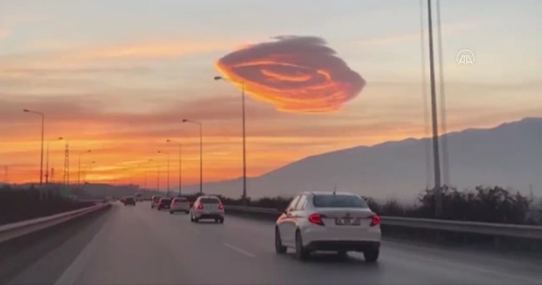 Nesvakidašnji prizor: Snimka neobične pojave na nebu širi se društvenim mrežama 