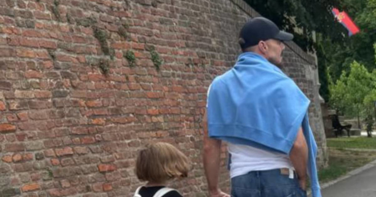 Ricky Martin prošetao Beogradom prije koncerta. Kupio šajkaču i srpsku zastavu?