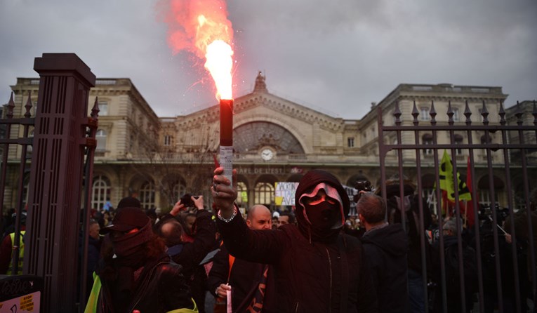 Štrajk u Francuskoj traje već kao onaj 1995., javni prijevoz u kolapsu