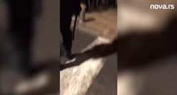VIDEO Policajac u Beogradu udario novinarku pendrekom po stražnjici