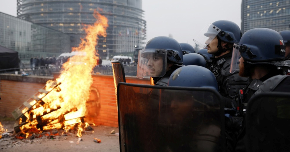 FOTO Stotine traktora na ulicama Strasbourga. Poljoprivrednici bacali dimne bombe