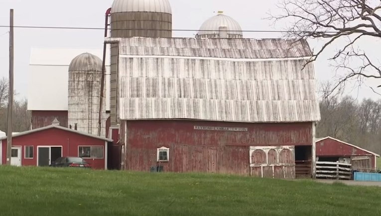 Ljudi ne mogu vjerovati što je tip sagradio oko farme nakon spora sa susjedom