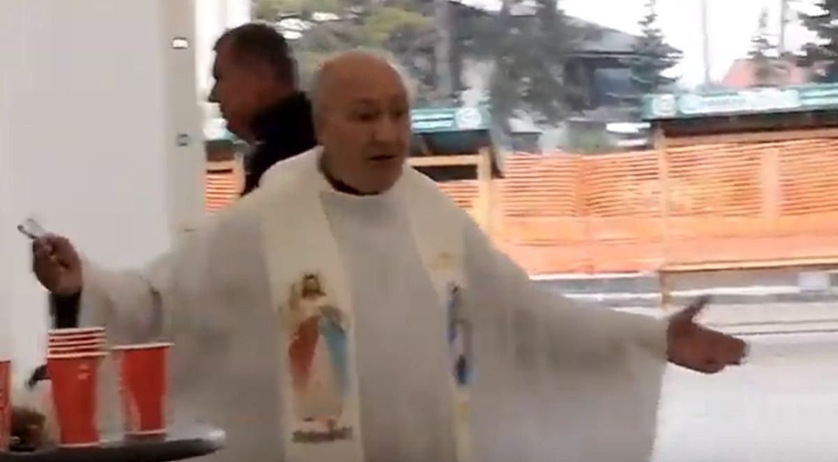 Ljutiti svećenik upao na rock nastup u Oroslavju i pokušao prekinuti svirku