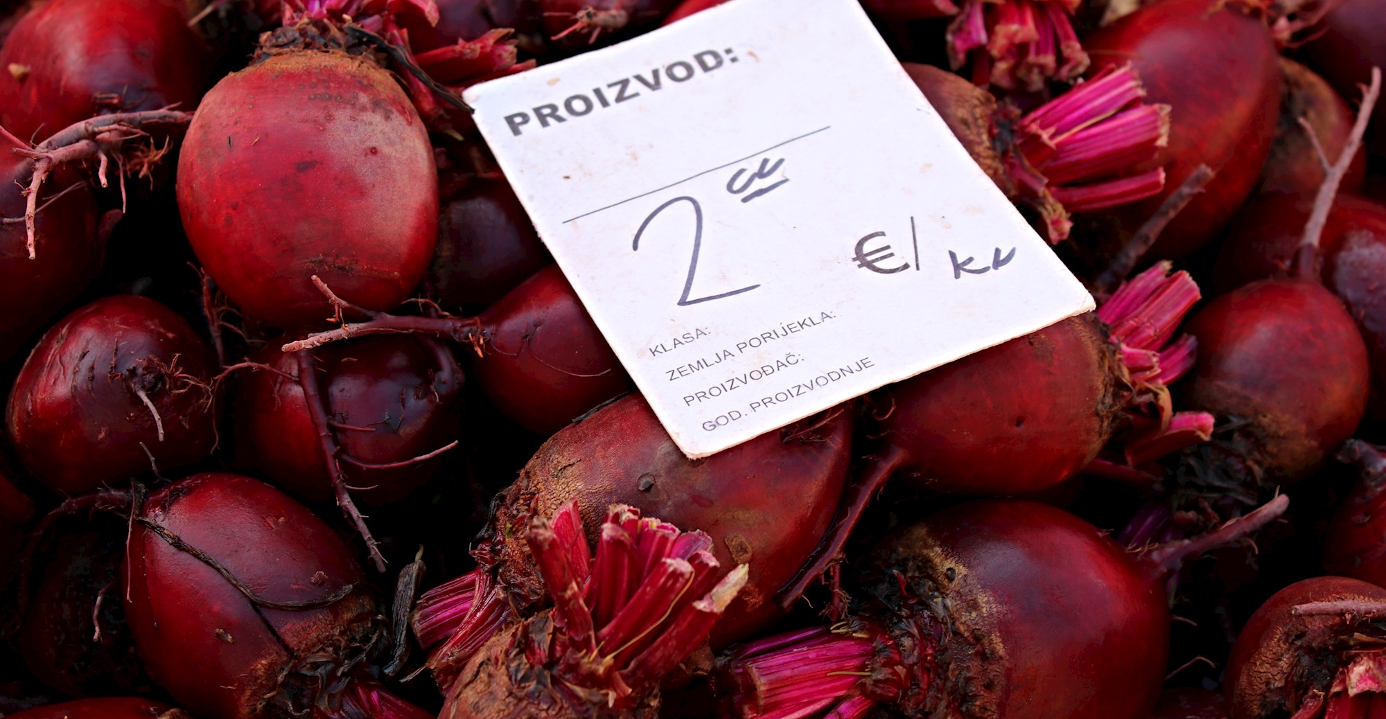 Tržnice su krcate mlade cikle: Kilogram je 2 eura, iskoristite je maksimalno