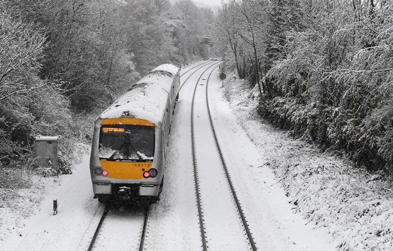 Europa pod ledom: Otkazani letovi, zatvorene ceste i poginuli u prometu