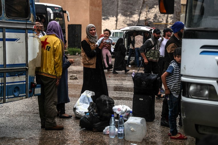 Deseci tisuća ljudi bježe pred napadom na pobunjeničko uporište u Siriji