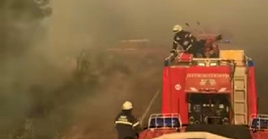 Vatra okružila vatrogasce u Sloveniji, spasio ih kanader, sve je snimljeno