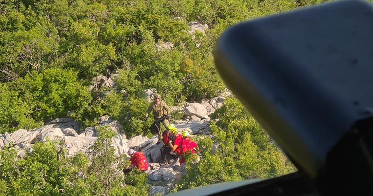 FOTO I VIDEO Pogledajte spašavanje promrzle žene koja je provela noć na Biokovu
