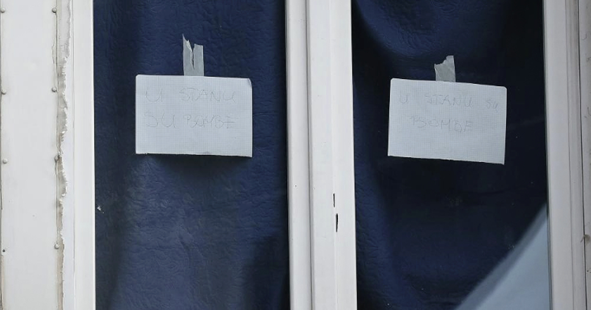 Ovo su prijeteće poruke koje je izvjesila žena u Kolindinoj zgradi