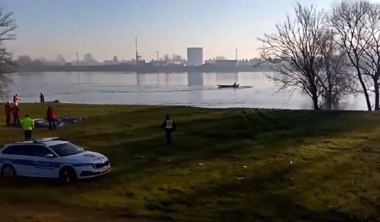 VIDEO Netko je u Slavonskom Brodu autom sletio u Savu. Vide se tragovi guma