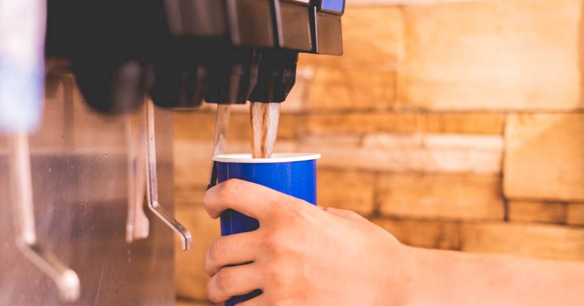 Zaposlenici fast fooda otkrili zašto nikada ne stavljaju led u svoje piće