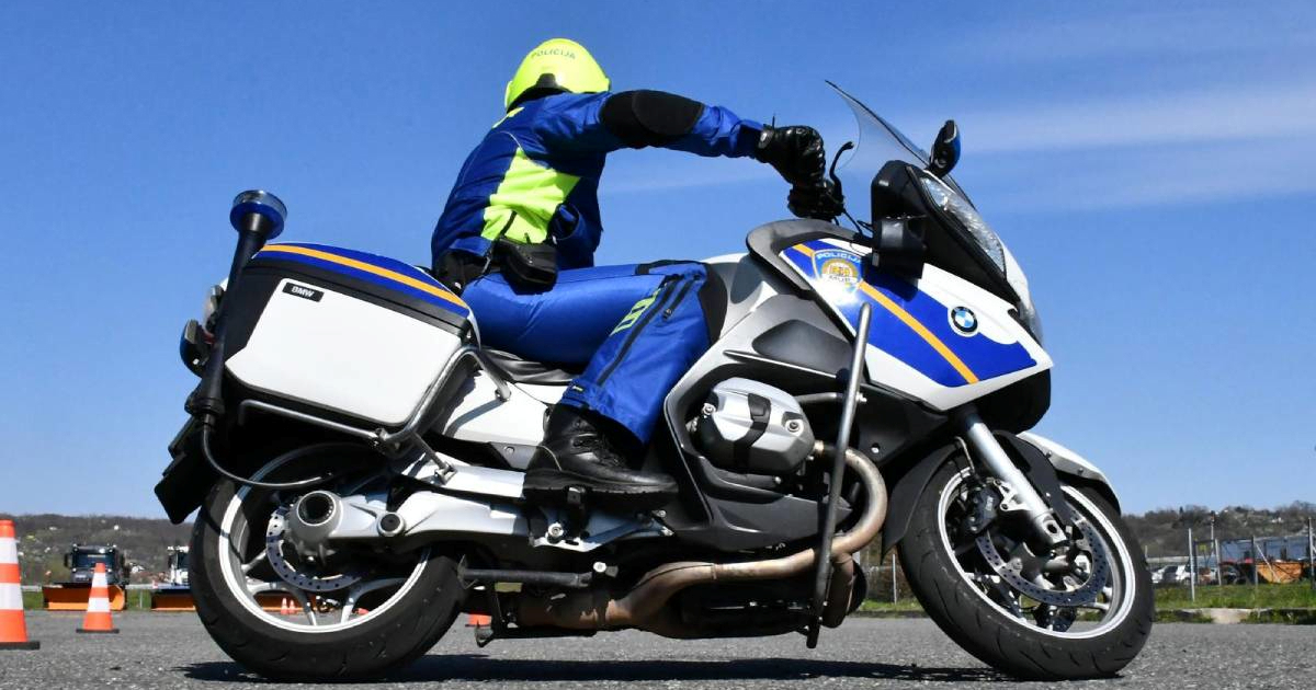 Policajac na službenom motoru udario u auto u Bjelovaru