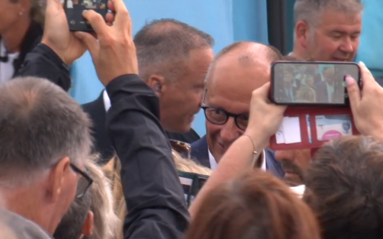 VIDEO Izviždali Merza, vikali da je ratni huškač i Pinokio