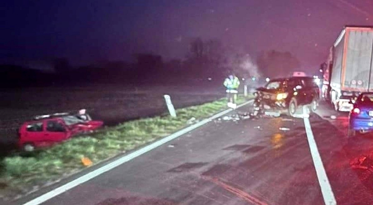 Frontalni sudar na staroj zagorskoj cesti, auto sletio u jarak