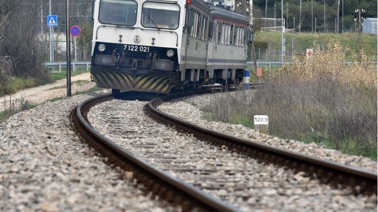 Djevojčica poginula dok je snimala selfie ispred nadolazećeg vlaka u Sloveniji