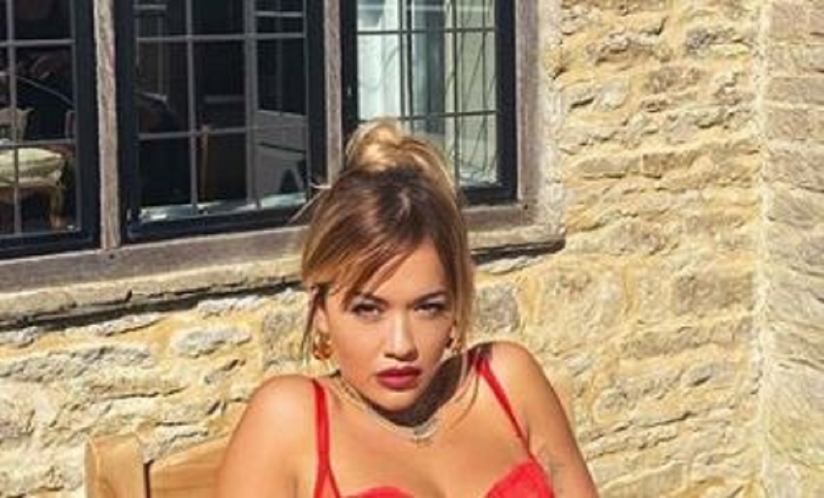 Rita Ora pozirala u vrućem izdanju, pažnju fanova ukrao komentar njene mame