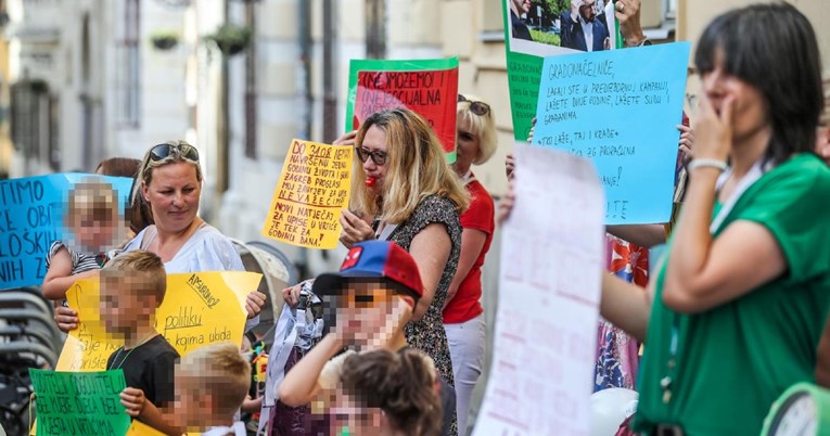 "Roditelji odgojitelji" s djecom prosvjedovali ispred zagrebačke skupštine