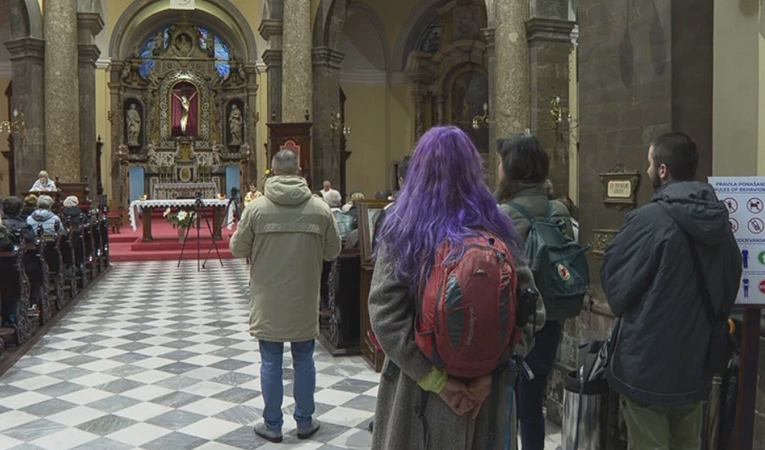 Uzinić povukao potez koji je najavio. Klečavci i prosvjednici zajedno bili na misi