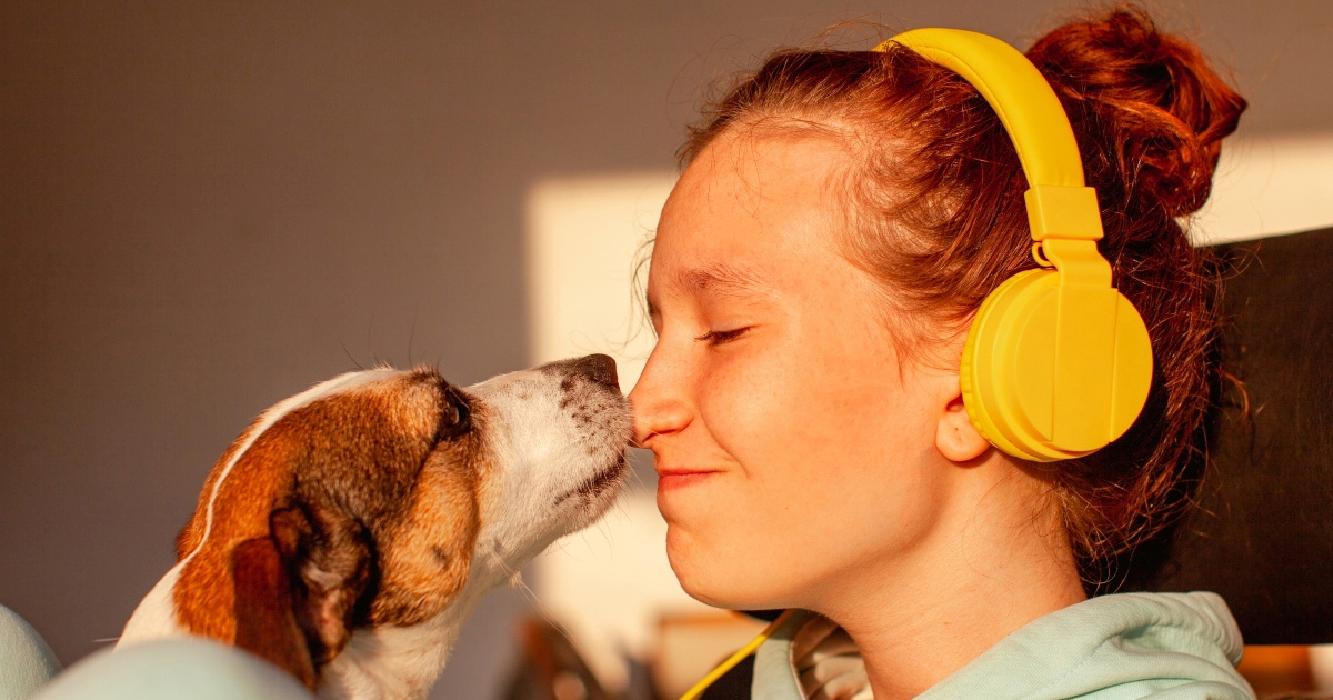 Pseći poljupci: Što vam ljubimac poručuje lizanjem lica?