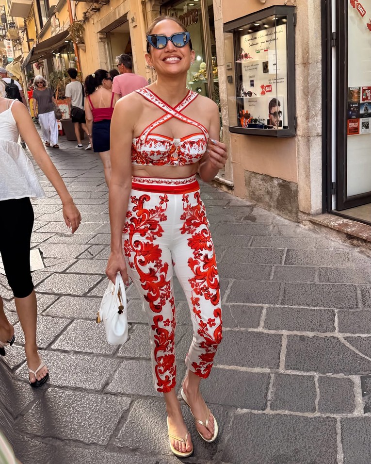 J.Lo se ne skida iz ovih sandala. Jasno je i zašto - idu uz sve