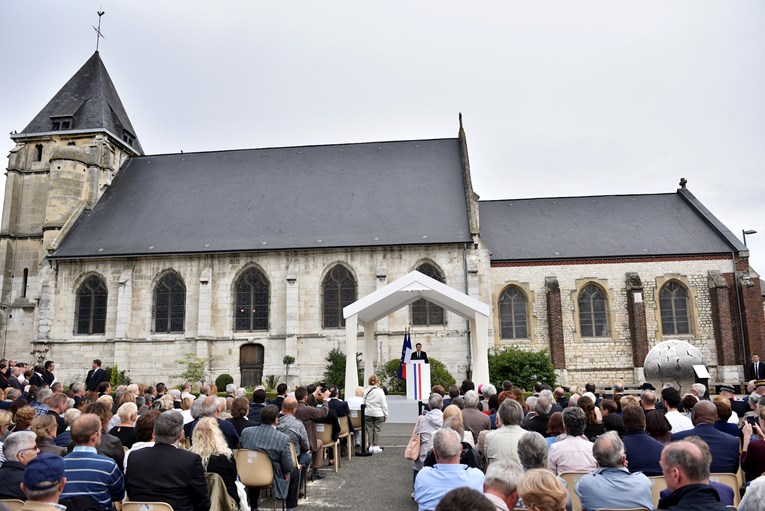 Osuđena četiri pomagača mladih džihadista koji su ubili svećenika u Francuskoj