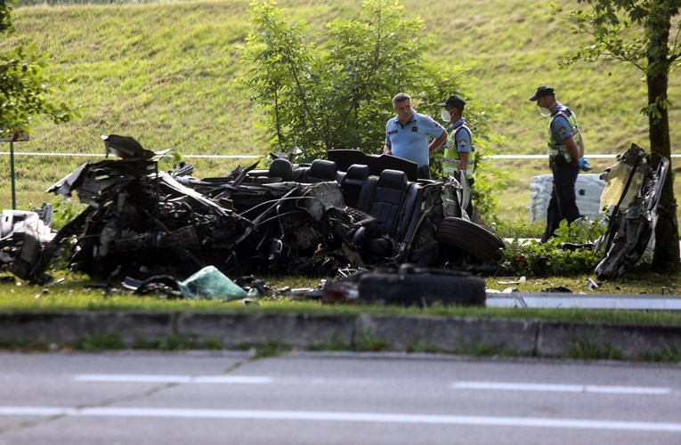 Teška nesreća na jezeru Jarun u Zagrebu, auto skroz smrskan, jedna osoba poginula