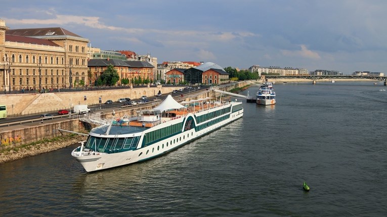 Kruzer sa 160 putnika zabio se u zid na Dunavu u Austriji