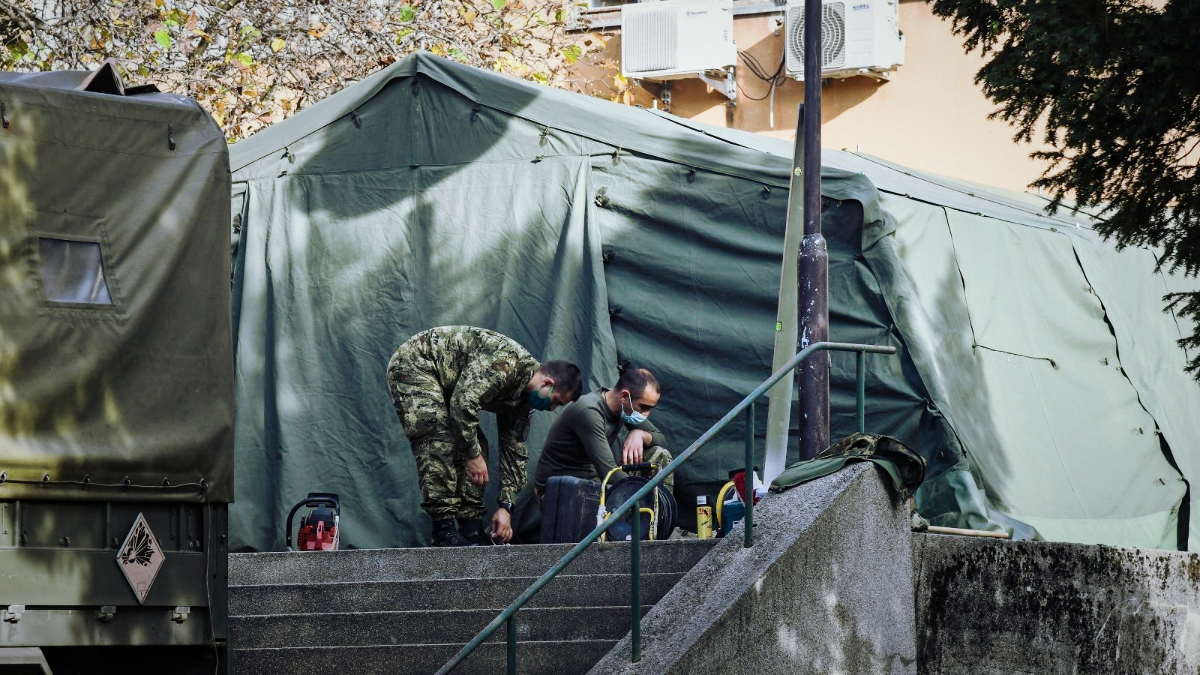 Vojska postavila dva dodatna šatora kod KB-a Dubrava