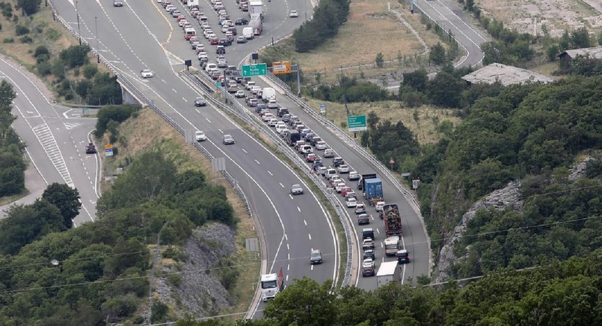 HAK poslao upozorenje. Na A6 na cestu izletjele životinje, došlo je do nesreće