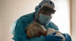 Fotografija liječnika kako grli pacijenta s covidom koji plače obišla svijet