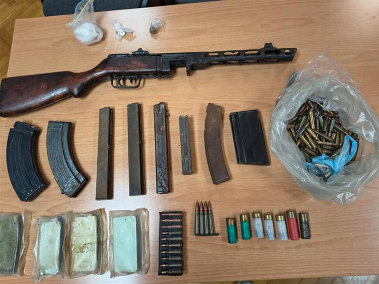 Uhićen 28-godišnjak kod Drniša. "Našli smo mu pušku Thompson, streljivo i kokain"