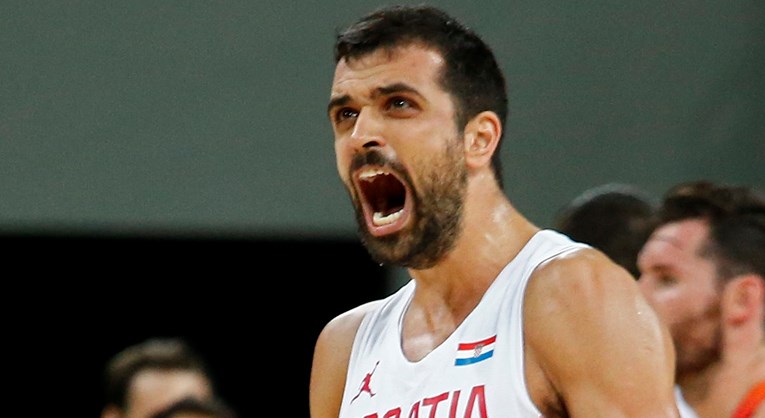 Blic: Hrvatski košarkaš koji obožava Srbiju napio se s Delijama pa dobio majicu