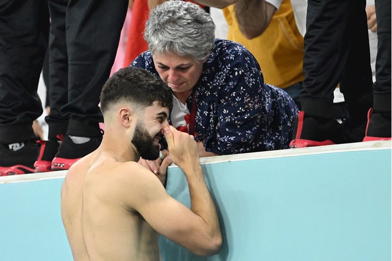 Joško Gvardiol nakon utakmice otrčao do mame