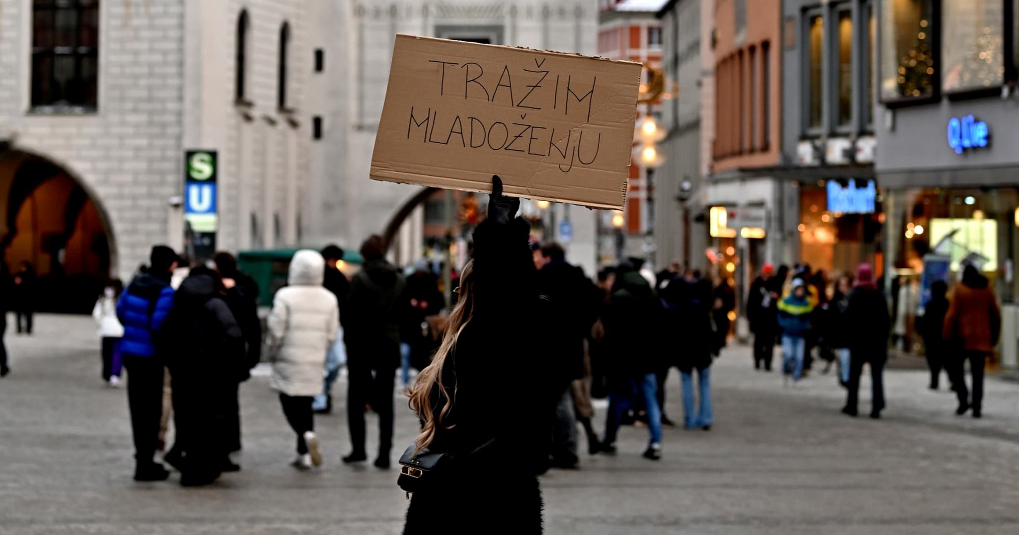 Hrvatica usred Münchena stajala s natpisom "Tražim mladoženju"