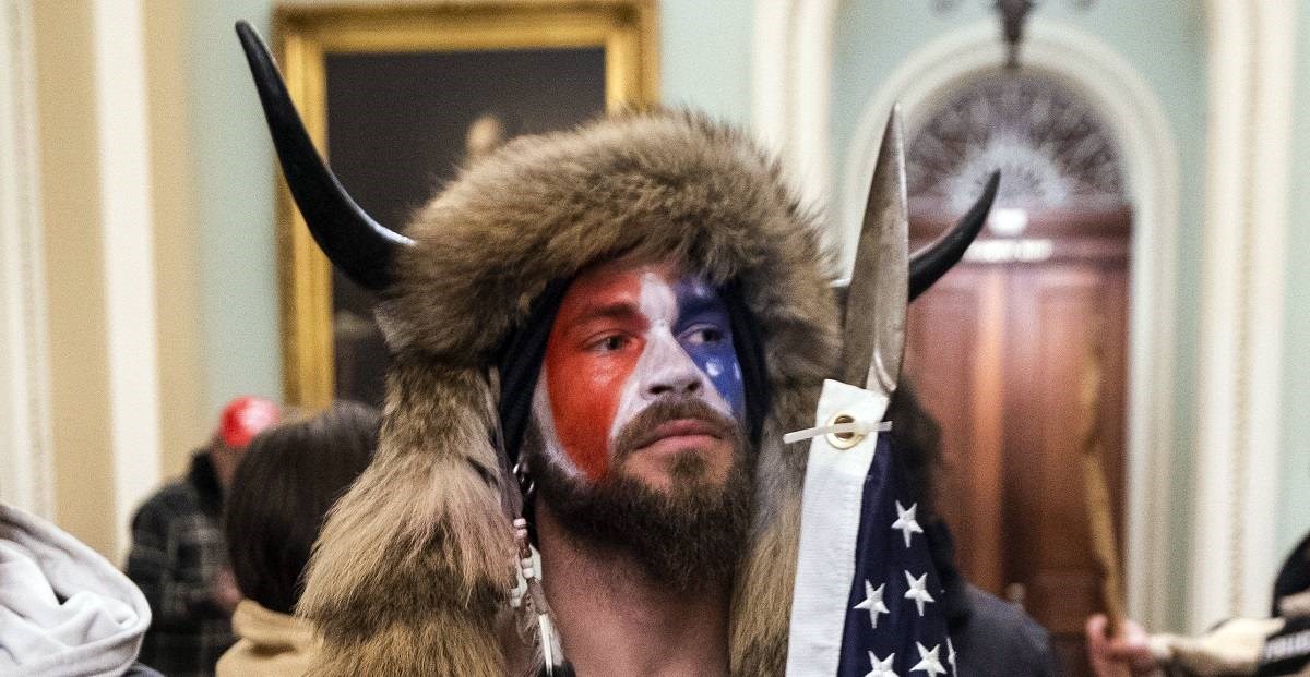 Poznato je tko je tip s rogovima koji je sinoć upao u Kongres