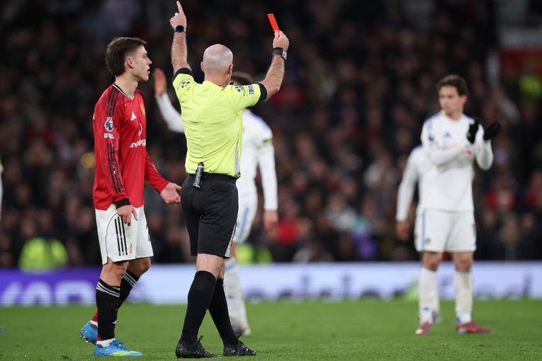VIDEO United izgubio od Leedsa. Martinez čupao protivnika za kosu i dobio crveni