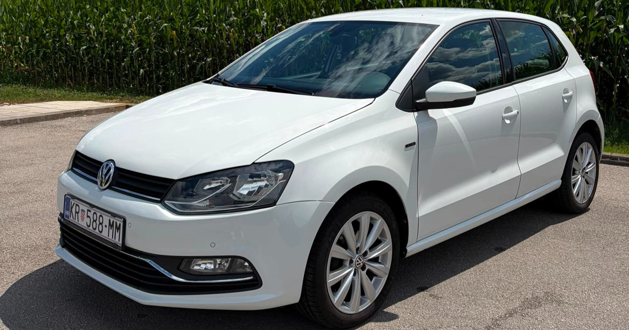 Ovaj VW Polo dolazi s bogatom opremom i dva seta guma. Prodaje se za 8999 eura