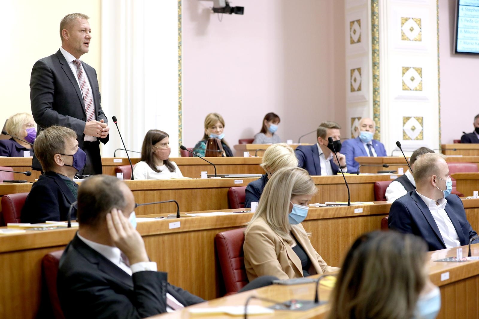 Uvođenje eura podijelilo zastupnike. Jedni kažu "napokon", za druge je euro problem