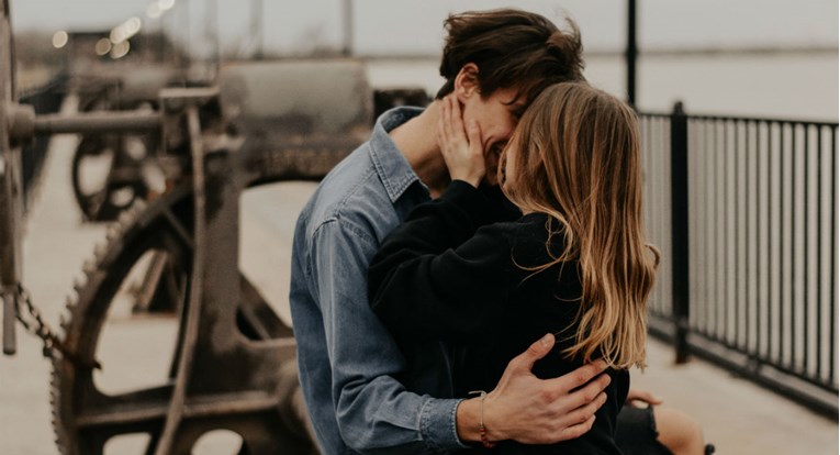 Četiri laka načina da se svaki dan sve više zaljubite u svog partnera
