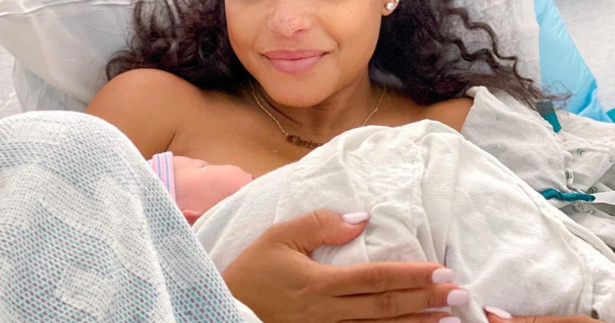 Glumica fotkom s porođaja otkrila da je rodila, a svi pričaju samo o njezinom izgledu