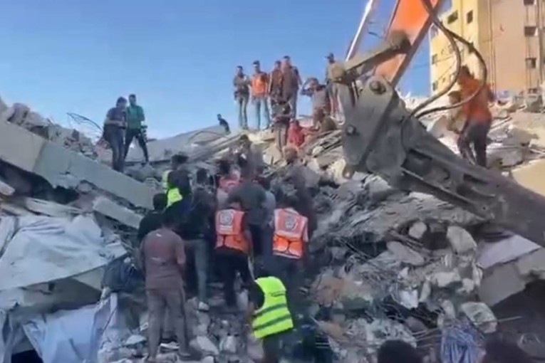 VIDEO U Gazi se urušila zgrada s raseljenim obiteljima, među poginulima četvero djece