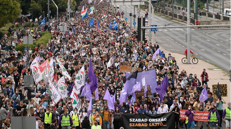 Tisuće Mađara prosvjeduju zbog Orbanovog udara na portal koji ga kritizira