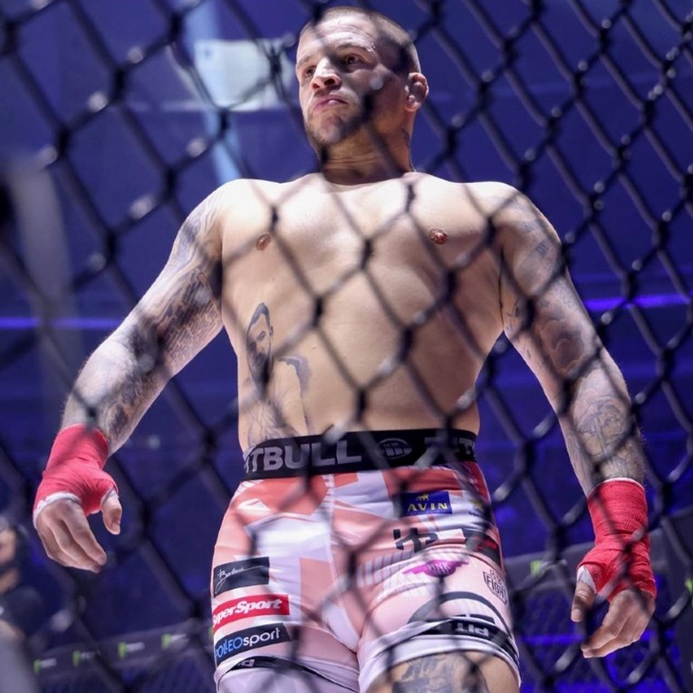 Vaso Bakočević pobijedio pa prozvao Croatu. Onda je Croata ušao u kavez i odgovorio