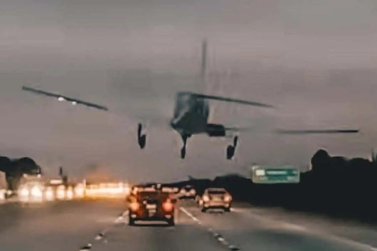 Luda snimka: Avion se srušio na Toyotu na autocesti na Floridi