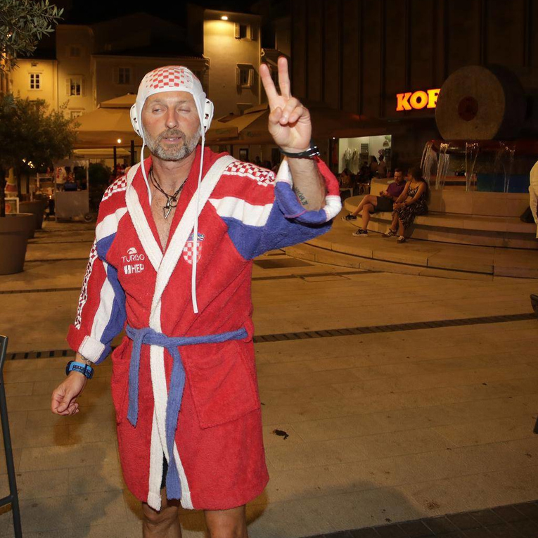 Ovakav outfit još niste vidjeli: Tip prati tekmu u navijačkom kućnom ogrtaču