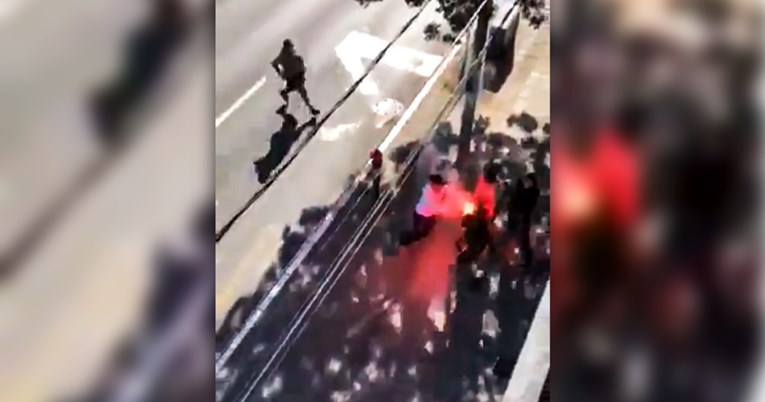 VIDEO Jeziv sukob Grobara i Delija. Huligan protivniku pritisnuo baklju na lice