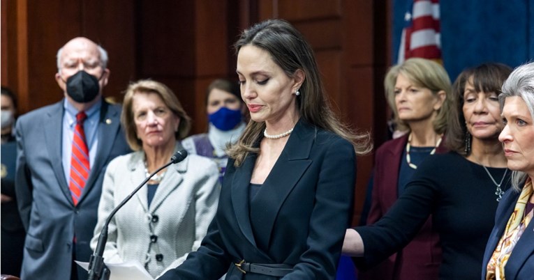Angelina podržala Iranke: "Ženama ne treba nadzor morala i kontrola njihovog tijela"
