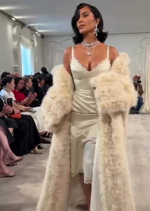 "Izgleda kao pijana kućanica": Kim Kardashian ismijali zbog hoda na modnoj pisti